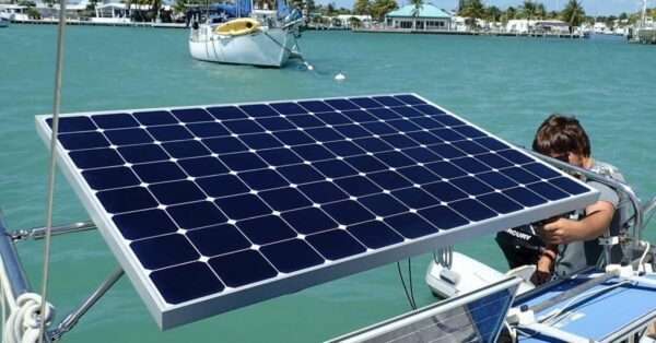 Boot of jacht met zonne-energiesystemen - Afbeelding 3