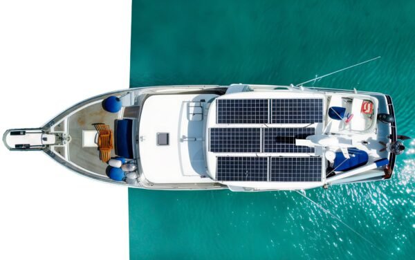 Boot of jacht met zonne-energiesystemen