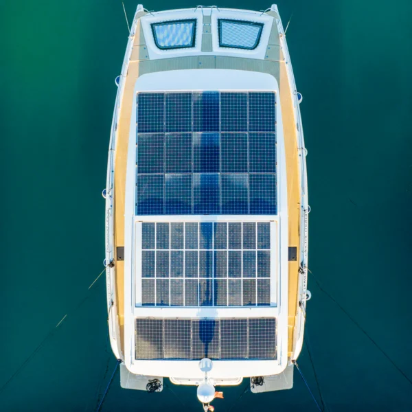 Boot of jacht met zonne-energiesystemen - Afbeelding 7